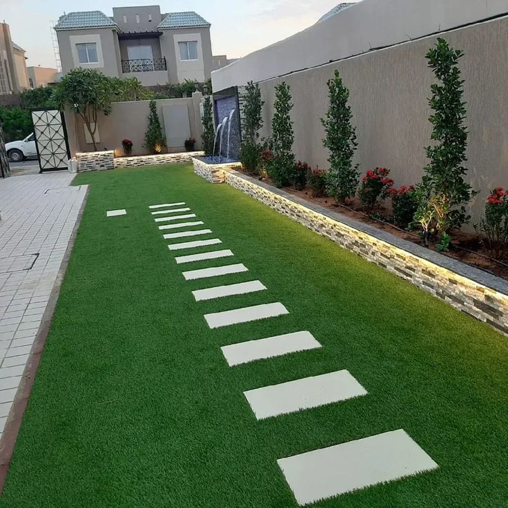 أفكار تنسيق حدائق طبيعية بالنخيل والأشجار لتصميم خارجي راقٍ ومريح