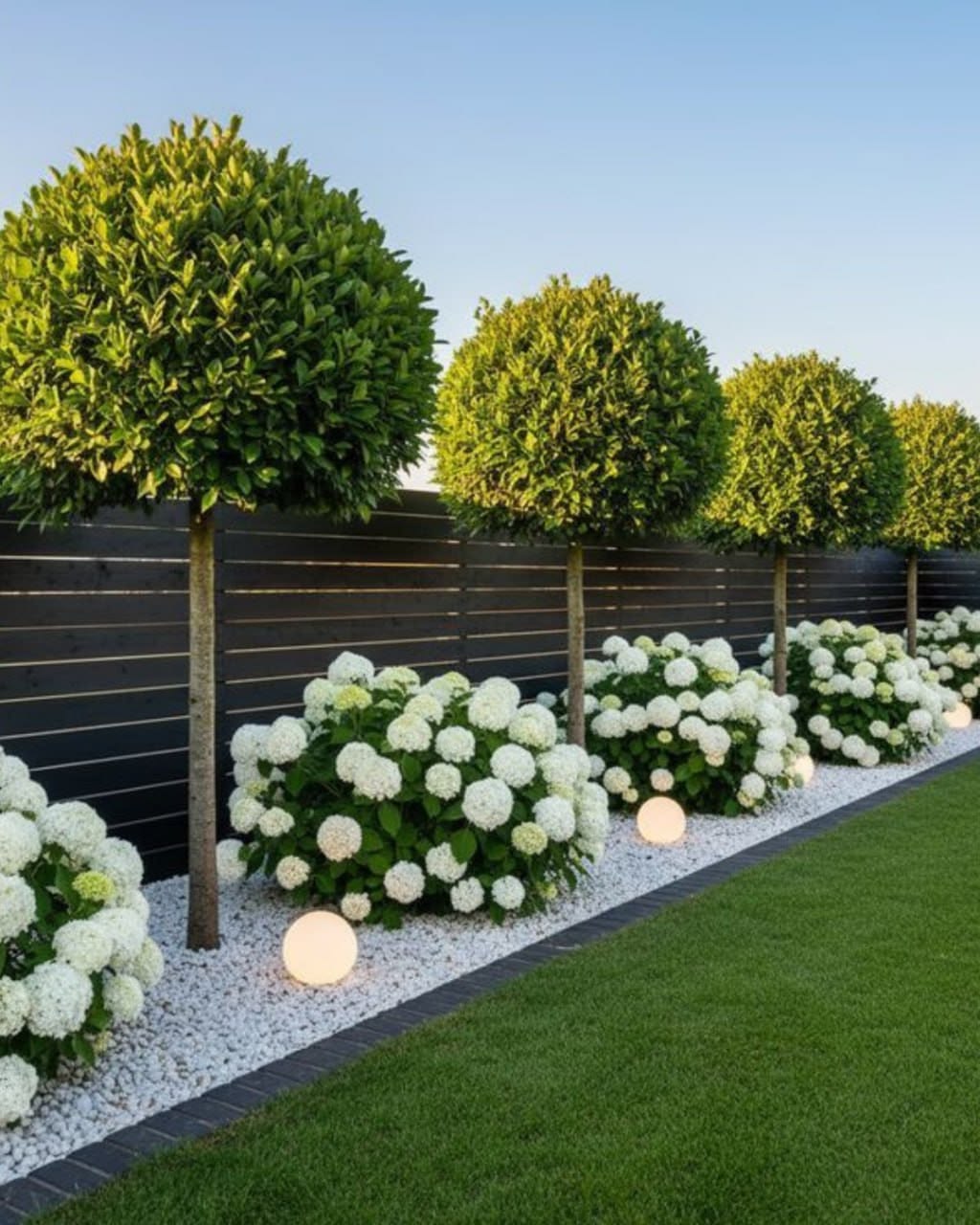 تنسيق حدائق طبيعية باستخدام الأشجار الظلية والنباتات الخضراء لتصميم خارجي مريح وأنيق