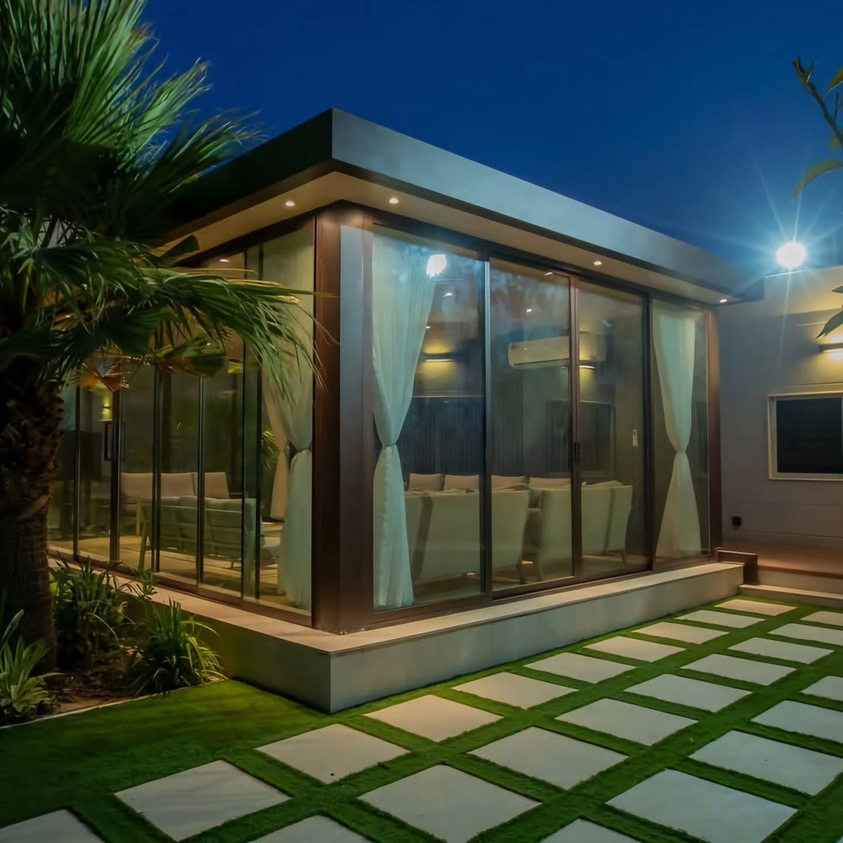 تصميم الغرف الزجاجية داخل الحدائق المنزلية